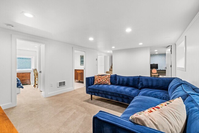 Building Photo - 5bd/2.75ba Seattle Home