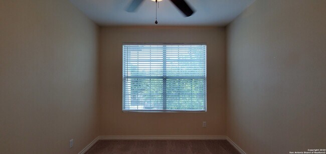 Building Photo - Newly Renovated Town-home