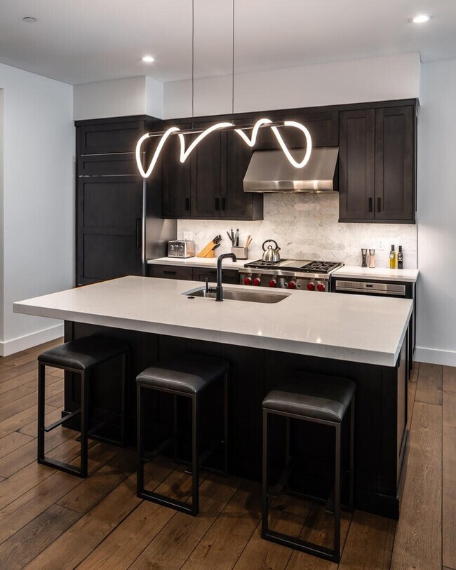 Building Photo - 5 Wildwood Rd W