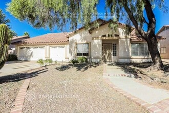 Building Photo - 9426 E Juanita Ave