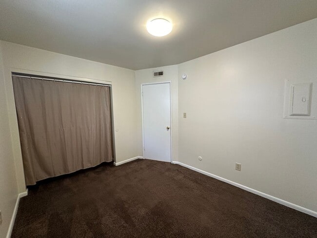 Building Photo - 300 E 16th Ave