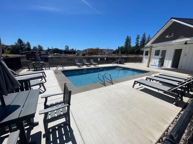 Building Photo - Former Model Home on Golf Course