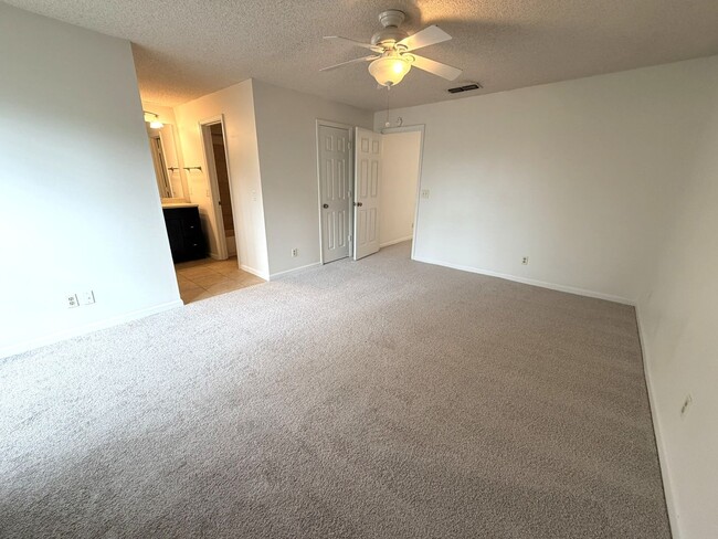 Building Photo - Beautiful 3BR/2BA Southside Condo