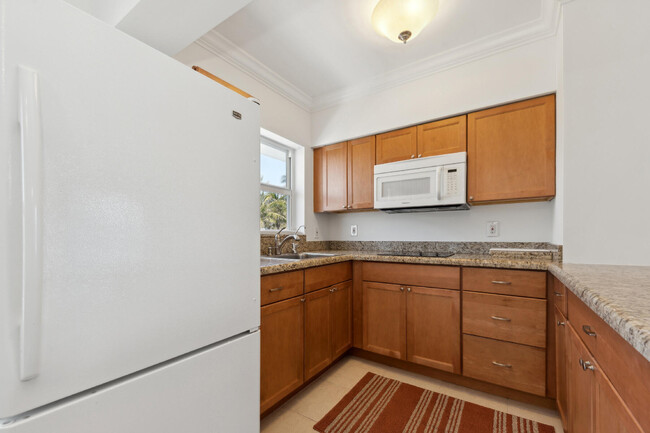 Building Photo - 1041 Hillsboro Mile