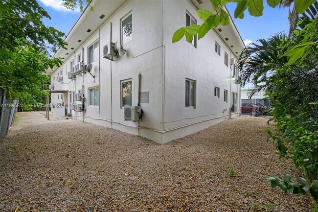 Building Photo - 520 NE 82nd Terrace