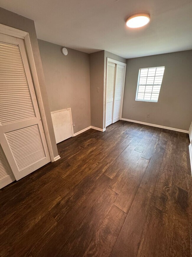 Building Photo - 542 5th Ave