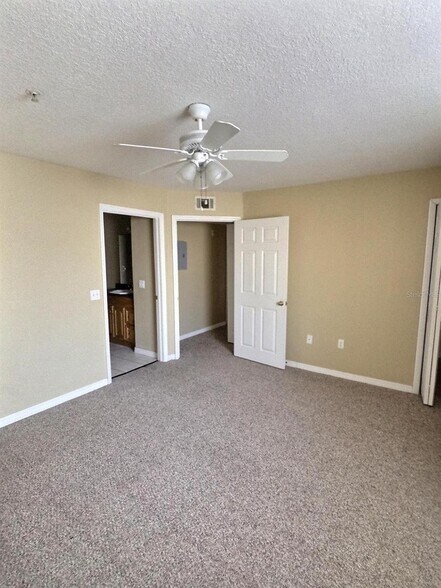 Building Photo - 13803 Fairway Island Dr