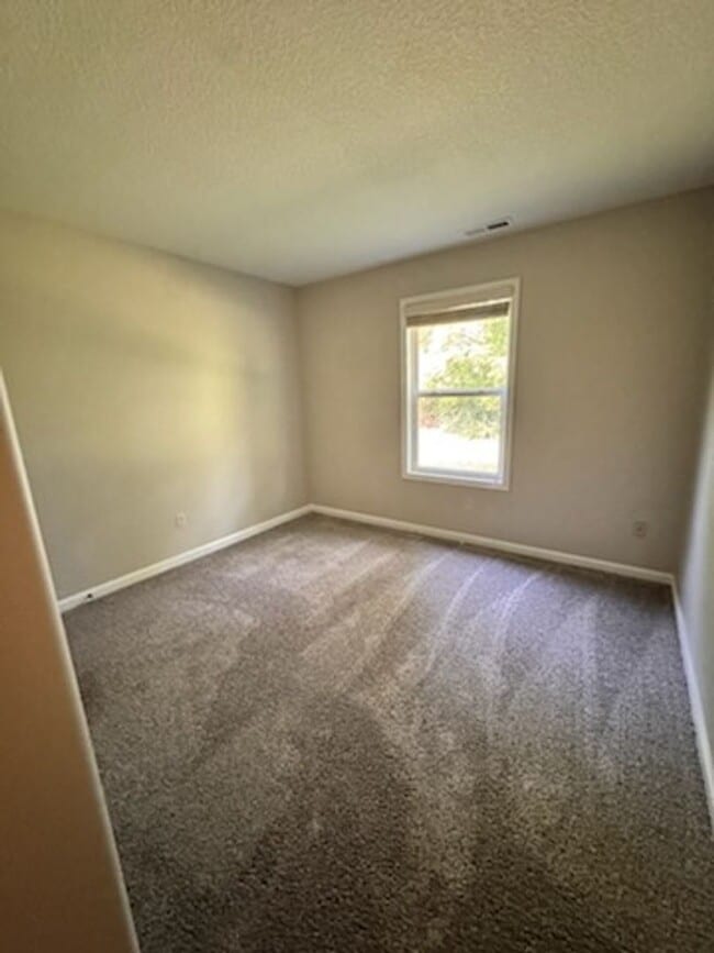 Building Photo - New 3 bedroom listing in north Fort Wayne!