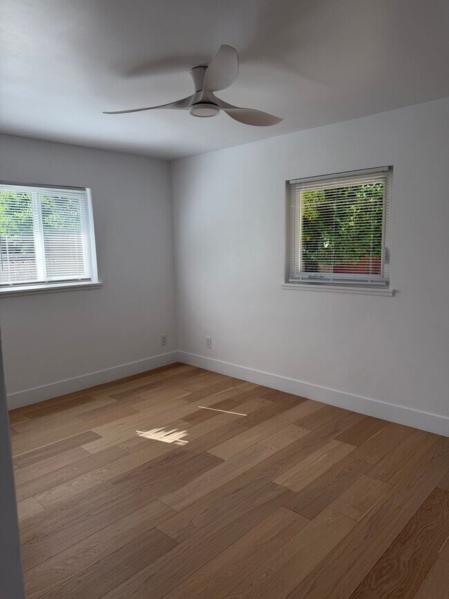 Building Photo - Fully Remodeled 3 Bedroom/ 2 Bathroom Duplex w/ Modern Finishes & Private Yard!