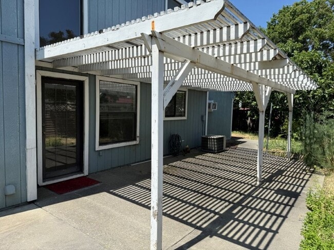 Building Photo - Modern 4 Bedroom 3 Car Garage Dixon *Star ...