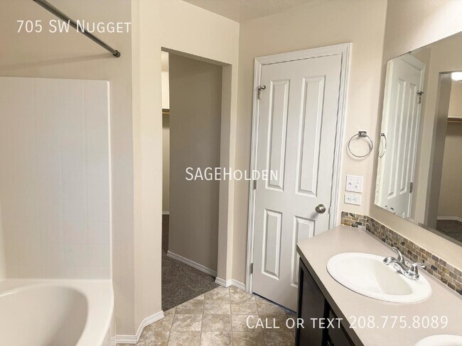 Building Photo - 705 SW Nugget-