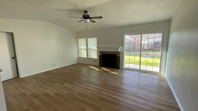 Building Photo - Large 2/2 duplex with a 2 car garage