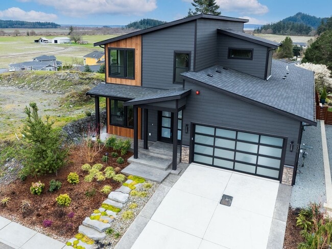 Building Photo - BRAND NEW LUXURY HOME!