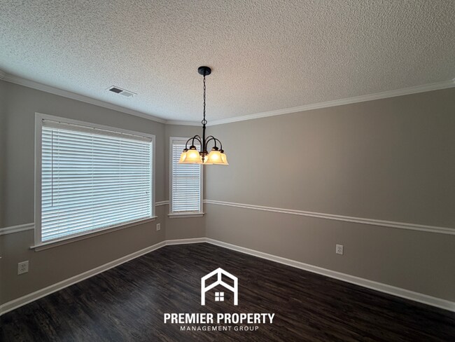 Building Photo - Bright 3BR/2BA Oakland Home w/ Vaulted Ceilings, Fireplace & Fenced Yard