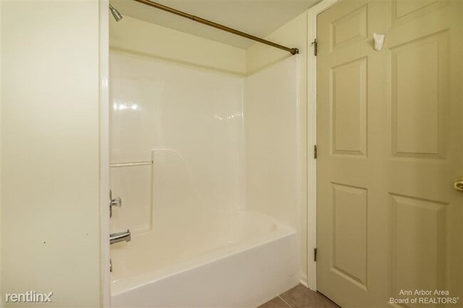 Building Photo - 1381 Millbrook Trail