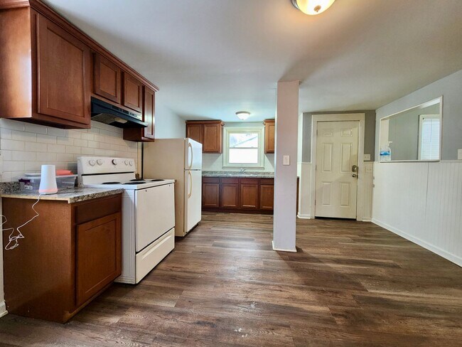 Building Photo - Spacious 4bd house | Laundry hooks ups | Driveway