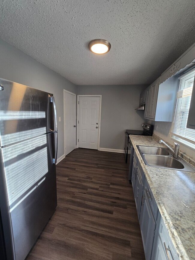 Building Photo - 3 Bedroom Ranch with large fenced in backyard