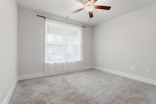 Building Photo - Newer 5BR Home in Peachtree City with Open Layout and Golf Cart Access