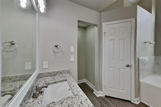 Building Photo - 6910 Springcrest Ct