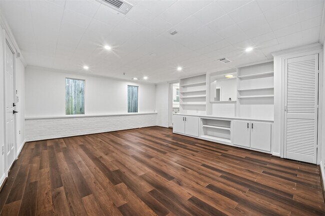 Building Photo - 3731 Drake St