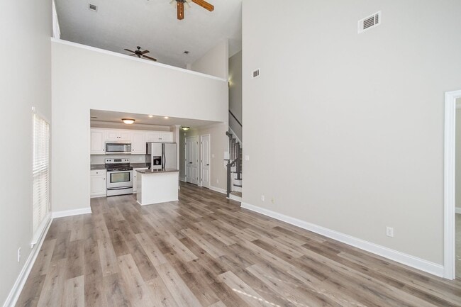 Building Photo - 823 Landing Dr