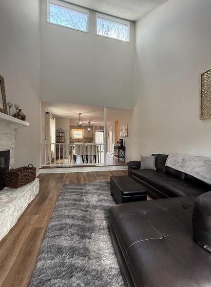 Vaulted ceiling with skylight lets lots of natural light inside - 4700 Cornwall Pl