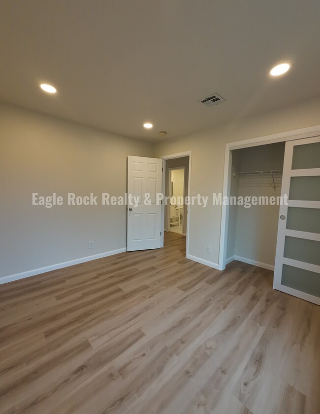Building Photo - 1369 E 67th St