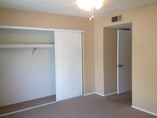 Building Photo - Palmdale