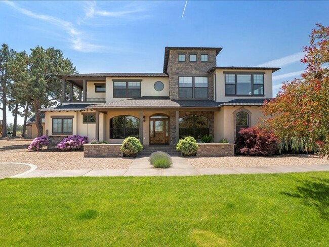 Building Photo - Stunning Tumalo Home on 3.21 Acres with Ca...