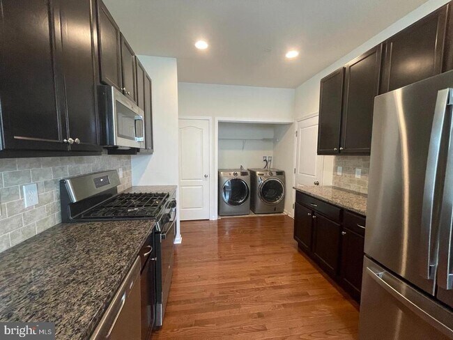 Building Photo - 516 Gray Feather Way