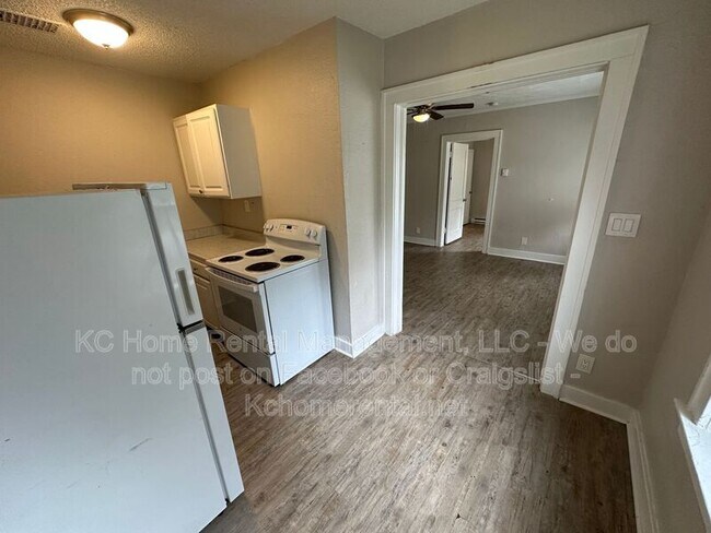 Building Photo - 305-307 N Gladstone Blvd