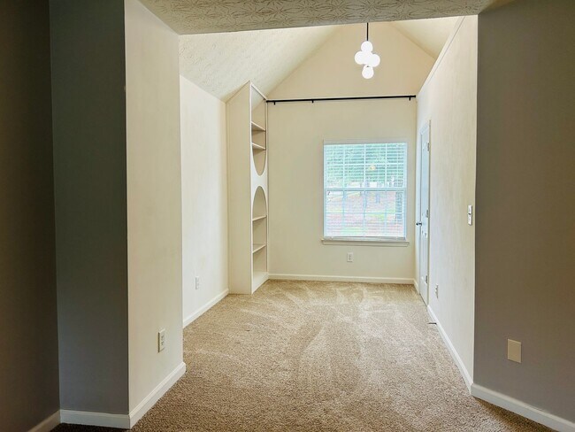 Building Photo - Beautiful 4 bedroom, 2.5 bathroom home in ...