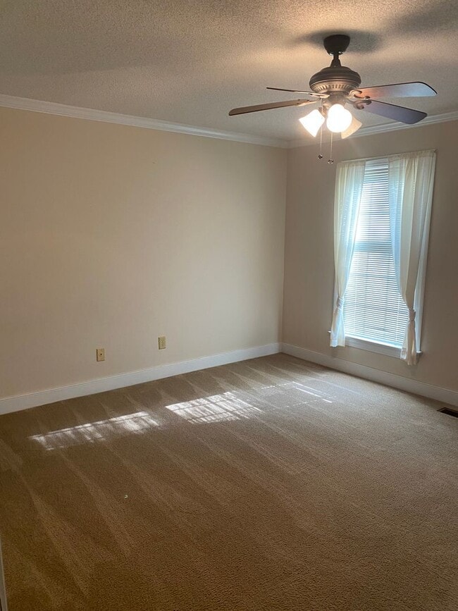 Building Photo - 3 Bedroom 3 Bath Brick Ranch