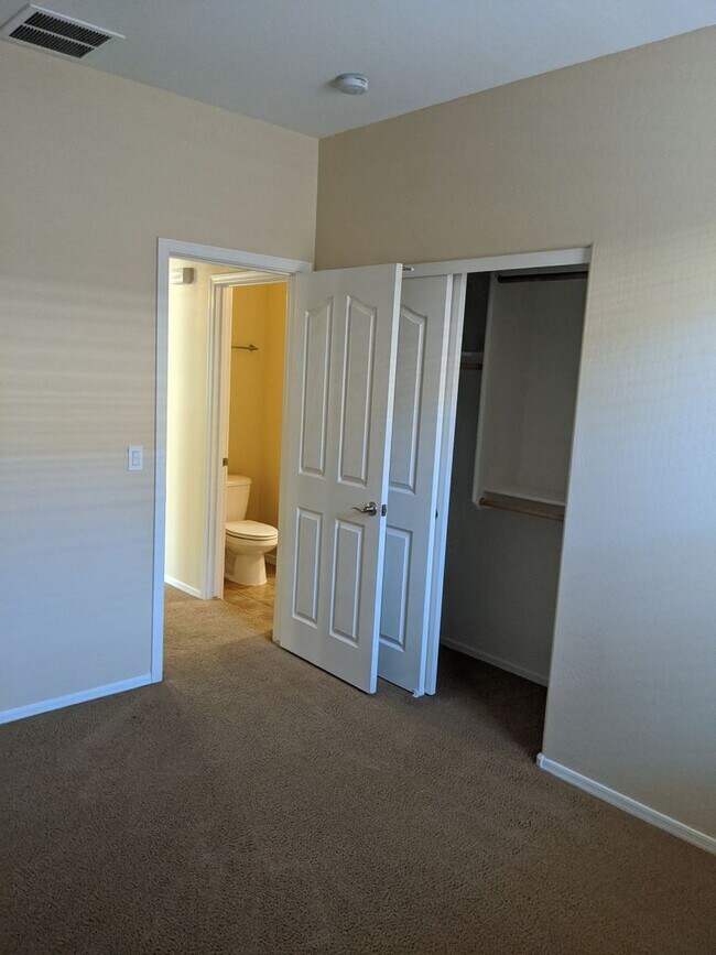 Building Photo - 4 bedroom 3 bathroom ranch home!