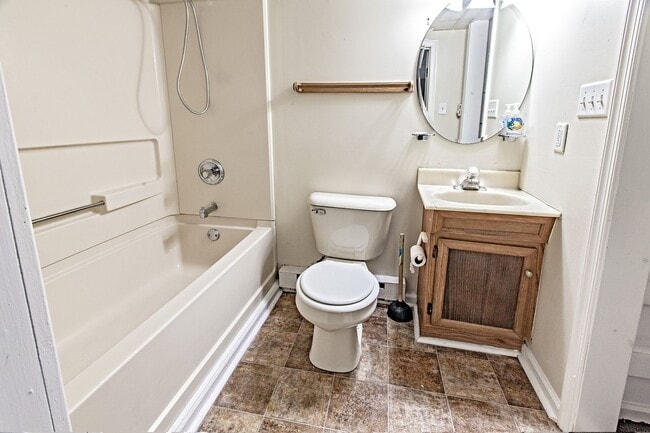 Building Photo - 3 bedroom, 2 bath home in North Wilmington