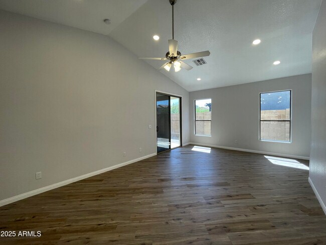 Building Photo - 841 E Lovegrass Dr