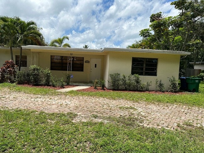 Building Photo - Spacious 2BR 2BA Home w/ Laundry on site + Driveway Parking + Patio & Yard in Miami