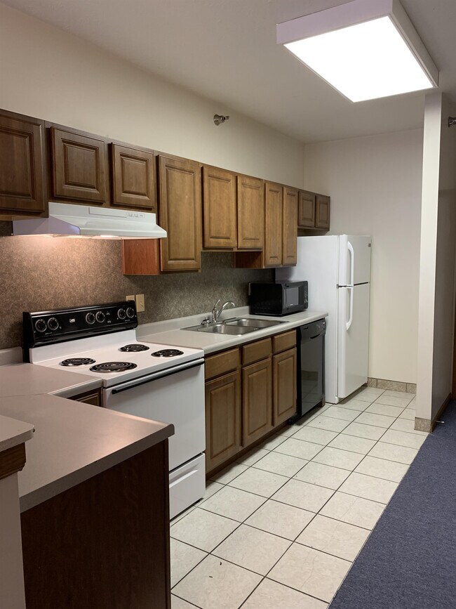 Building Photo - 135 S River Rd