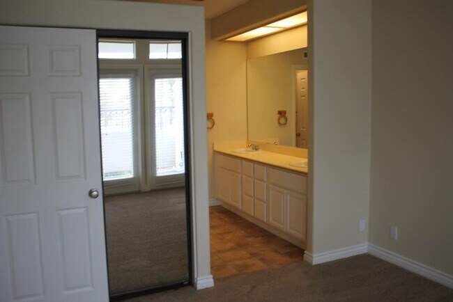 Building Photo - 2Bed/2Bath End Unit in Gated Community~ Ra...