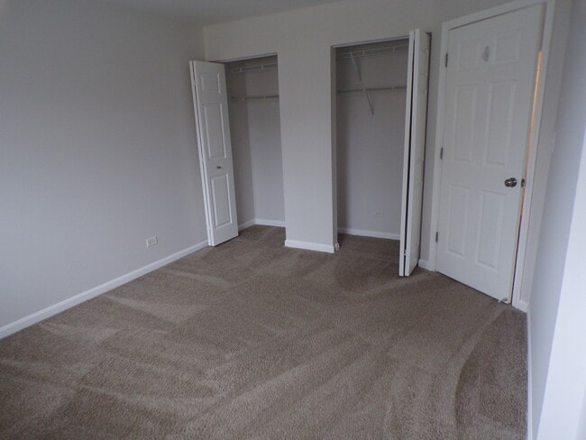 Building Photo - 583 S Parkside Dr