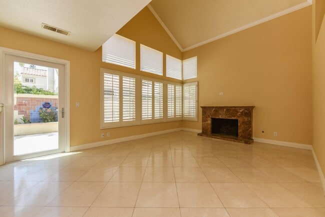 Building Photo - 9 Las Cruces