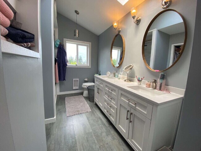 Building Photo - Spectacular Panoramic View at this 5-bed, ...