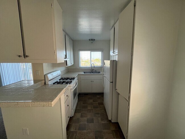 Building Photo - 811SV