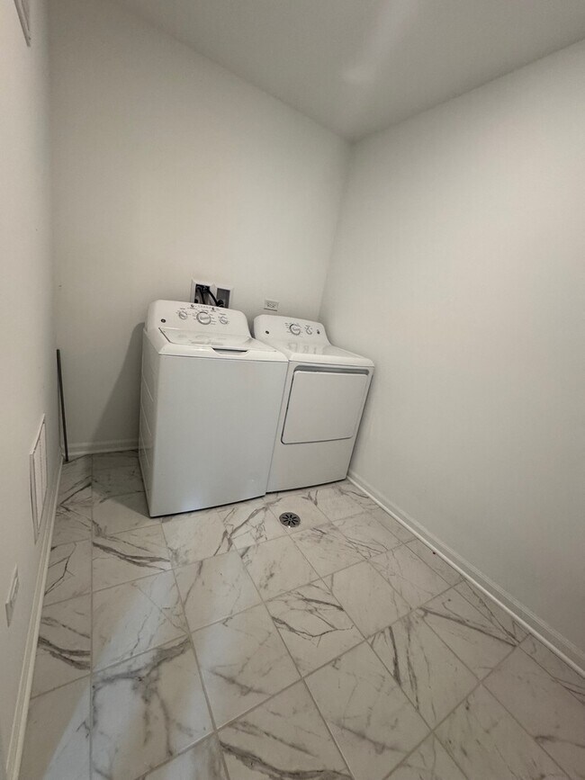 Building Photo - 4347 Chelsea Mnr Cir