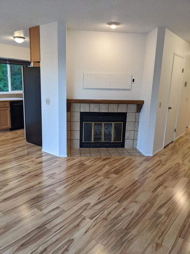 Building Photo - Woodinville townhouse style condo. 2 bed 2...