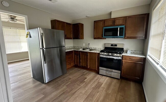 Building Photo - 402 Bacon St