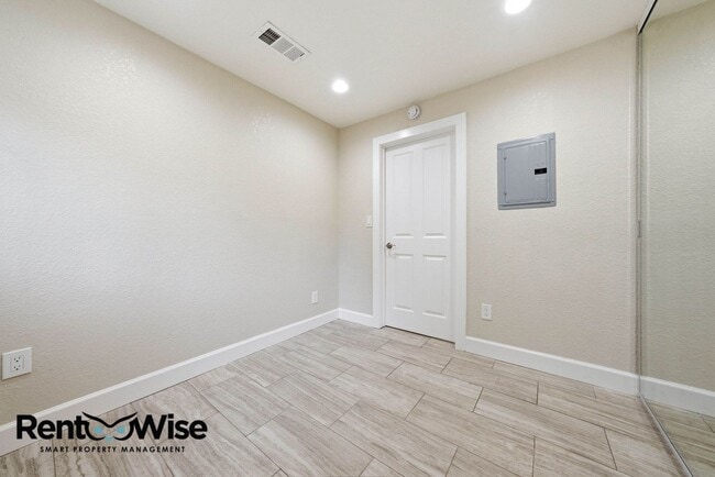 Building Photo - Chestnut Garden Patio Apartments