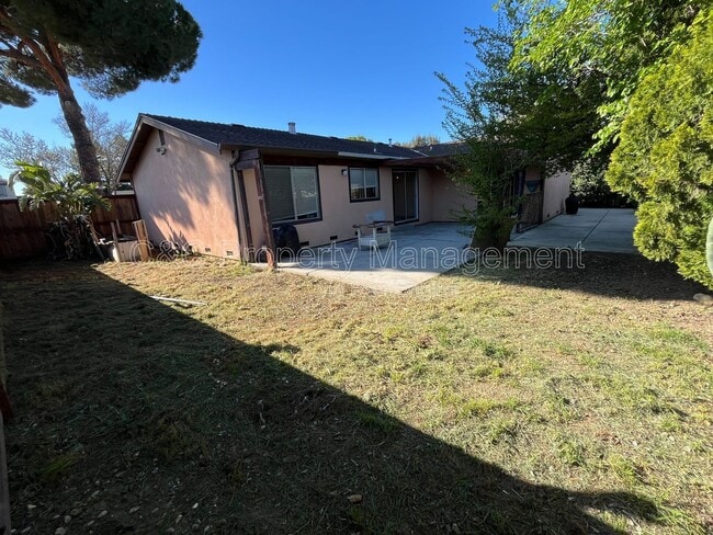 Building Photo - 930 Amaretto Dr