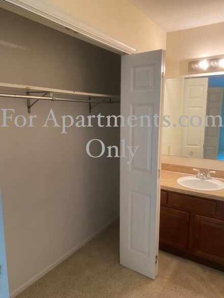 Master closet - 5230 Winkworth Pkwy