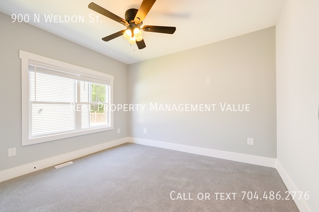 Building Photo - 900 N Weldon St